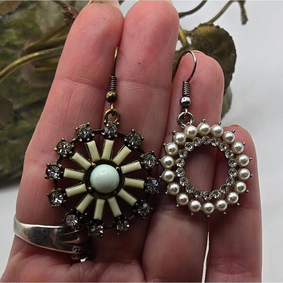 "5/$25" Pair of Mismatched Round Floral Pearl Dangle Earrings - Picture 3 of 6